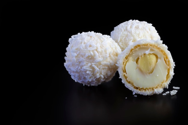 Close-up van een cupcake op een zwarte achtergrond