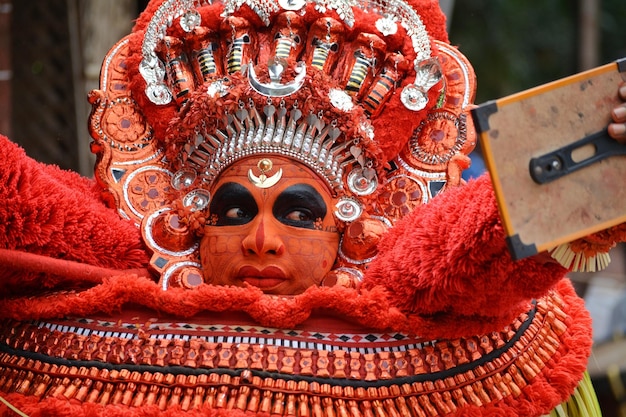 Foto close-up van een danseres in traditionele kleding tijdens het festival