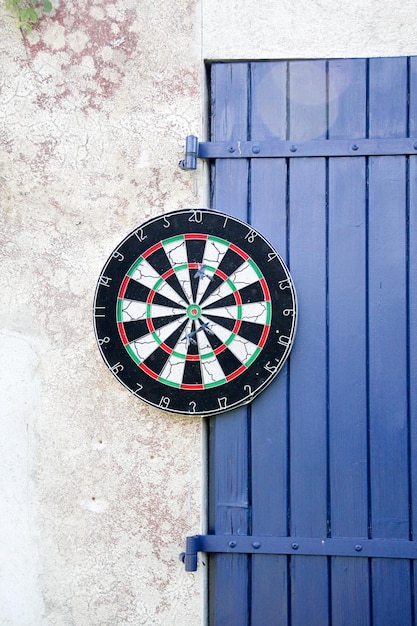 Foto close-up van een dartboard die aan de muur hangt