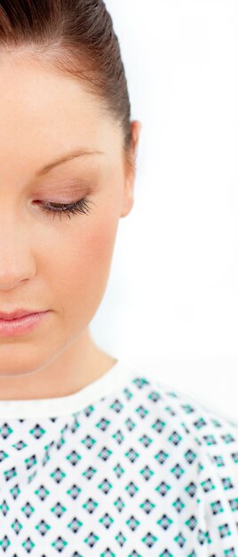 Foto close-up van een depressieve vrouwelijke patiënt