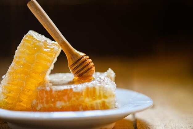 Foto close-up van een dessert in een bord op tafel