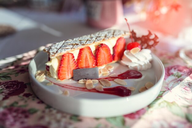 Foto close-up van een dessert in een bord op tafel