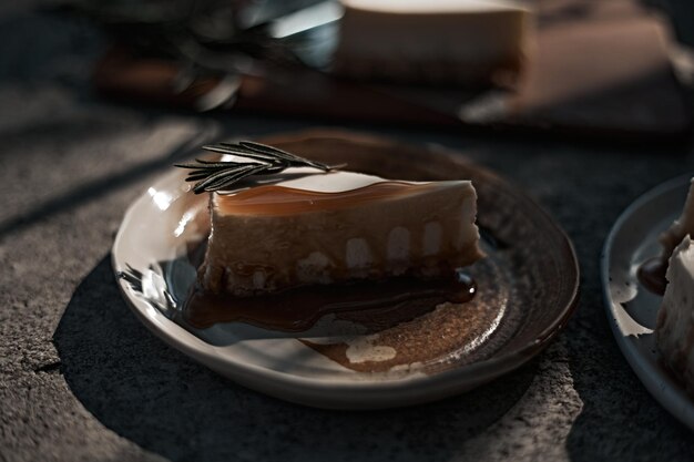 Foto close-up van een dessert in een bord op tafel