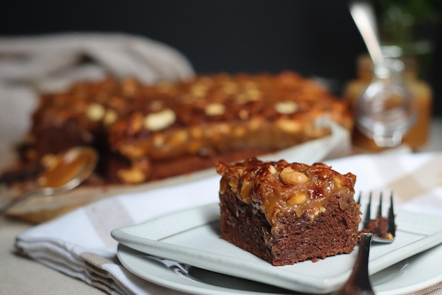 Close-up van een dessert in een bord op tafel