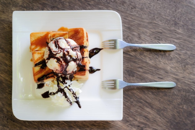 Close-up van een dessert in een bord op tafel