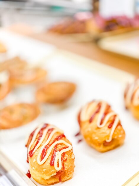 Foto close-up van een dessert in een bord op tafel