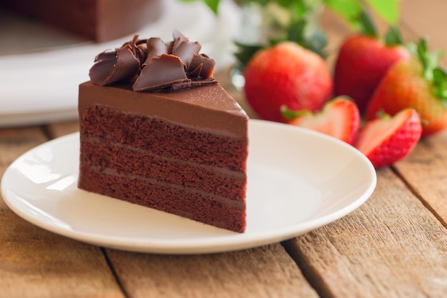 Close-up van een dessert in een bord op tafel