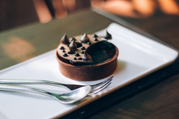 Close-up van een dessert in een bord op tafel
