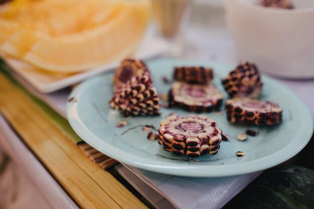 Foto close-up van een dessert in een bord op tafel