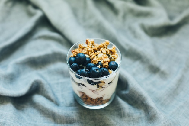 Foto close-up van een dessert in een glas op tafel