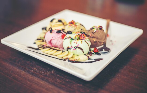 Close-up van een dessert op een bord op tafel