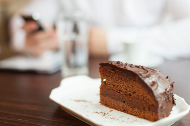 Close-up van een dessert op een bord op tafel