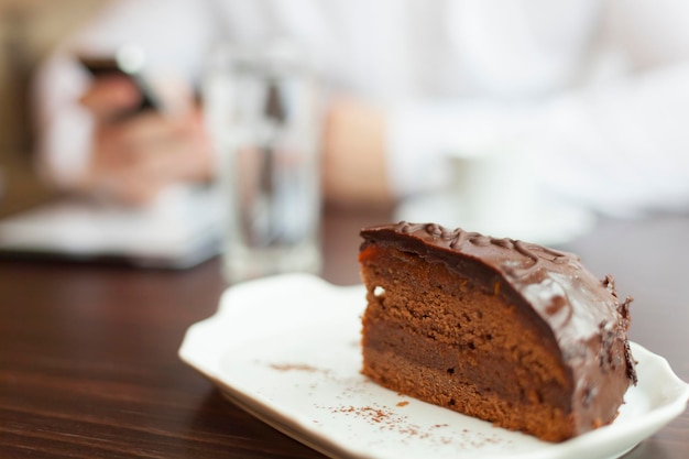 Foto close-up van een dessert op een bord op tafel