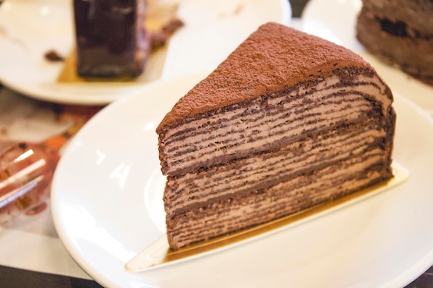 Close-up van een dessert op een bord op tafel