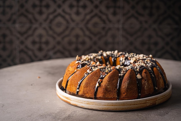 Foto close-up van een dessert op een bord op tafel