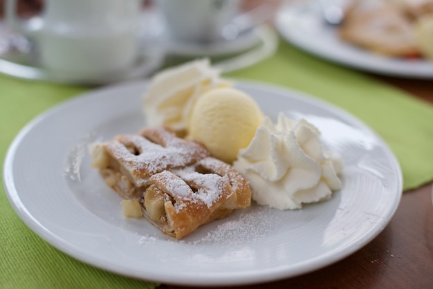 Close-up van een dessert op een bord