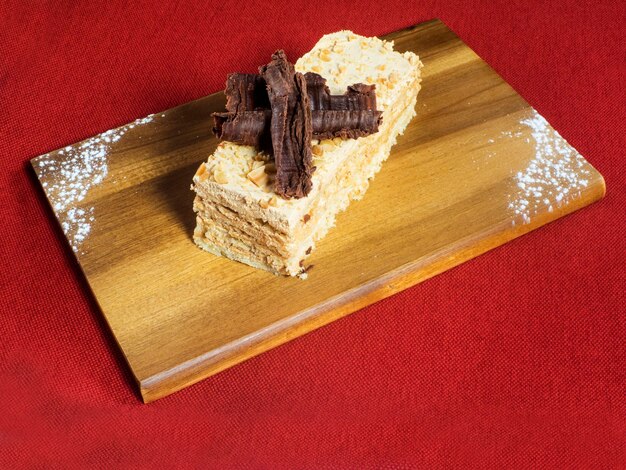 Foto close-up van een dessert op een snijplank boven tafel