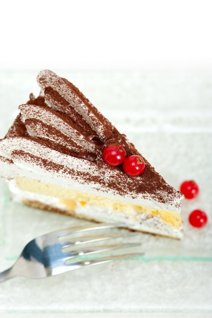 Close-up van een dessert op een witte achtergrond