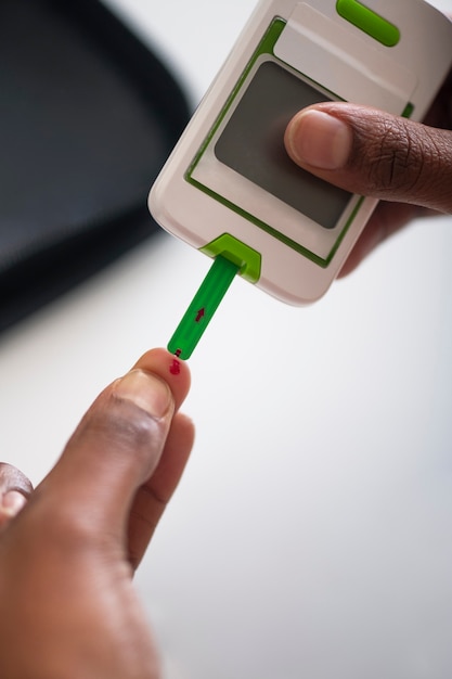 Foto close-up van een diabeet die zijn glucosespiegel controleert