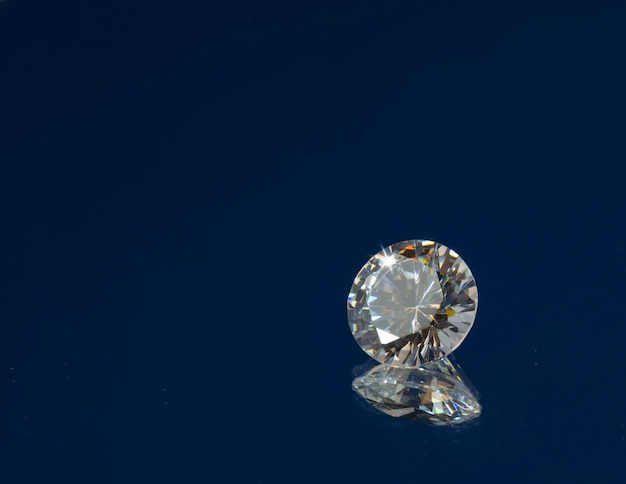 Close-up van een diamant tegen een blauwe achtergrond