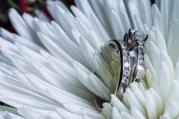 Foto close-up van een diamanten ring op een bloem