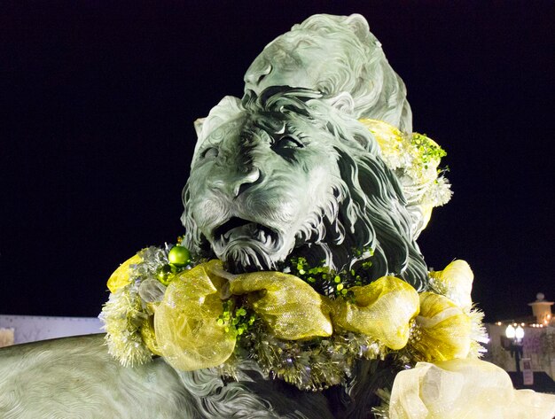 Foto close-up van een dierensculptuur tegen de nachtelijke hemel