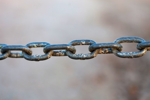 Close-up van een dikke roestige ketting buiten