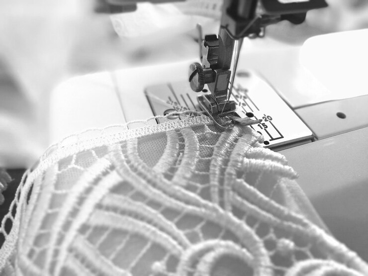 Foto close-up van een doek die door een machine wordt genaaid