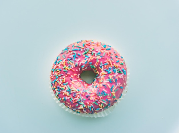Close-up van een donut op een witte achtergrond