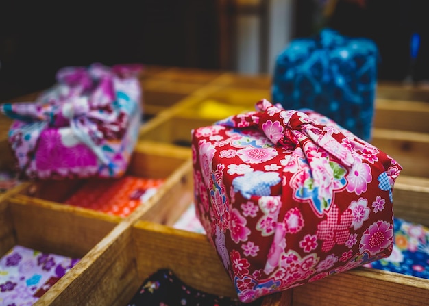 Foto close-up van een doos gewikkeld met gemodelleerde doek op hout