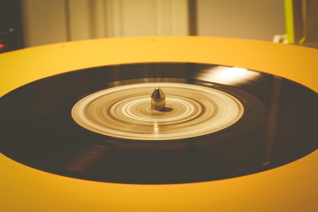 Foto close-up van een draaiende vinyl plaat