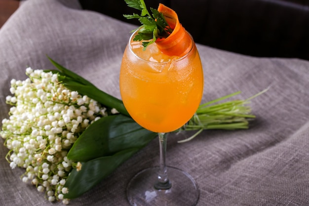 Close-up van een drankje door bloemen op textiel
