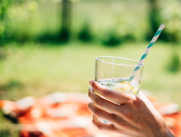 Foto close-up van een drankje in de hand