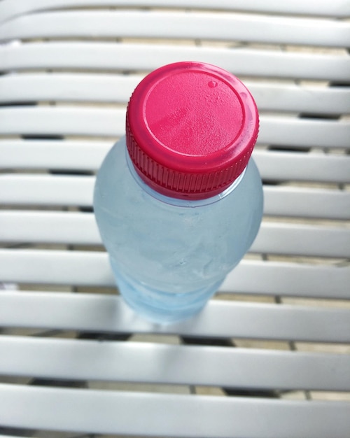 Close-up van een drankje in een glas op tafel