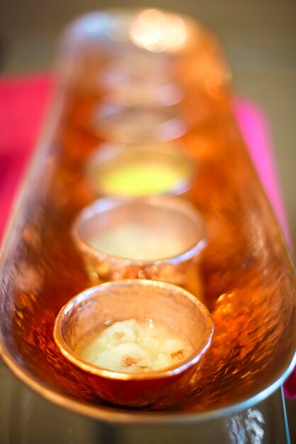 Foto close-up van een drankje in een glas op tafel