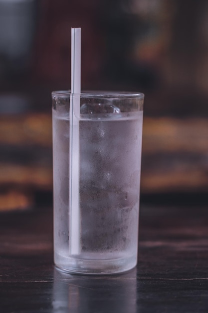 Close-up van een drankje in een glas op tafel