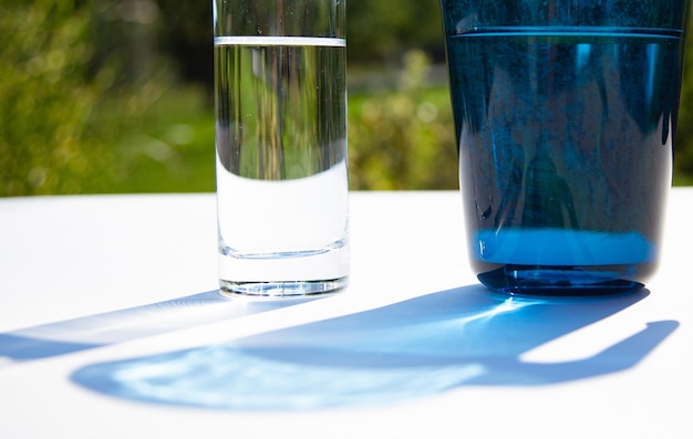 Foto close-up van een drankje in een glas op tafel