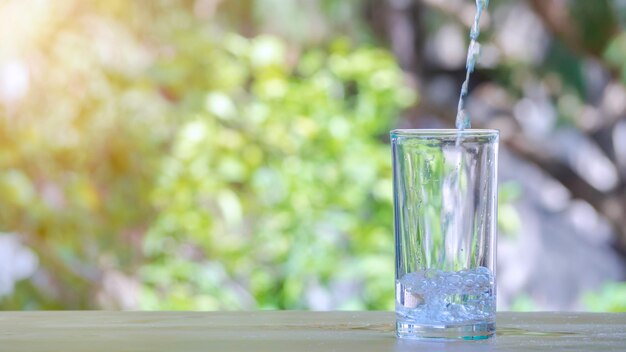 Foto close-up van een drankje in een glas op tafel