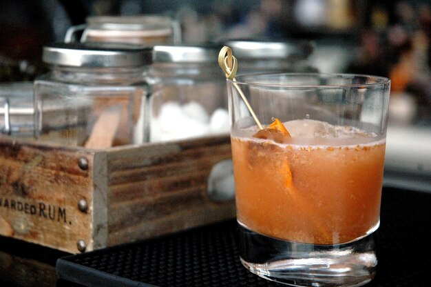 Foto close-up van een drankje in een glas