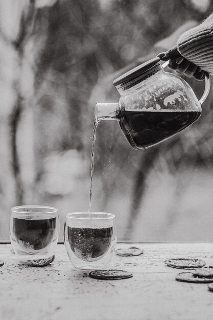 Foto close-up van een drankje in een glazen container op tafel