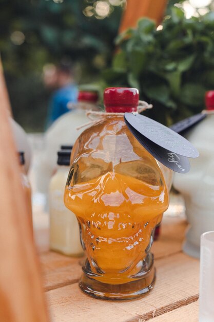 Foto close-up van een drankje in een glazen pot op tafel