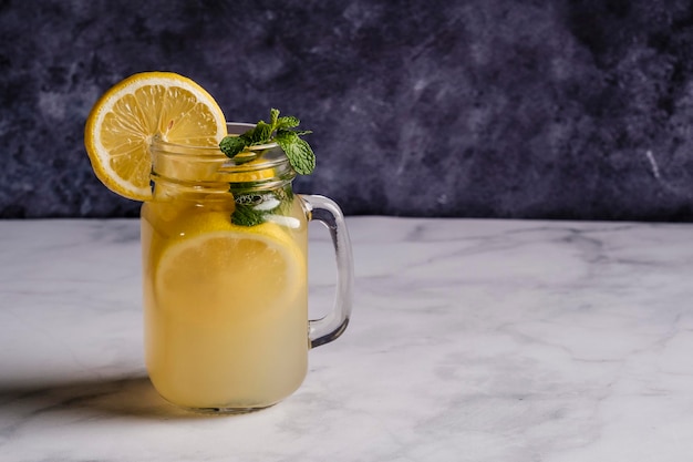 Close-up van een drankje in een glazen pot op tafel