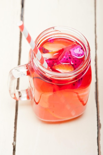 Foto close-up van een drankje in een pot op tafel