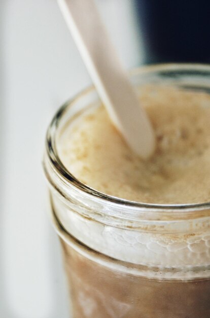 Foto close-up van een drankje in een pot op tafel