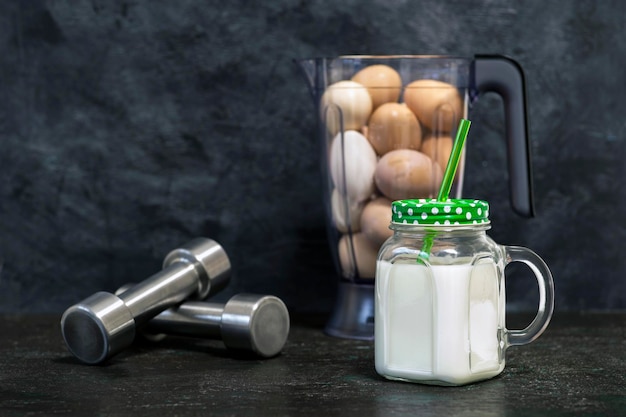 Foto close-up van een drankje in een pot op tafel