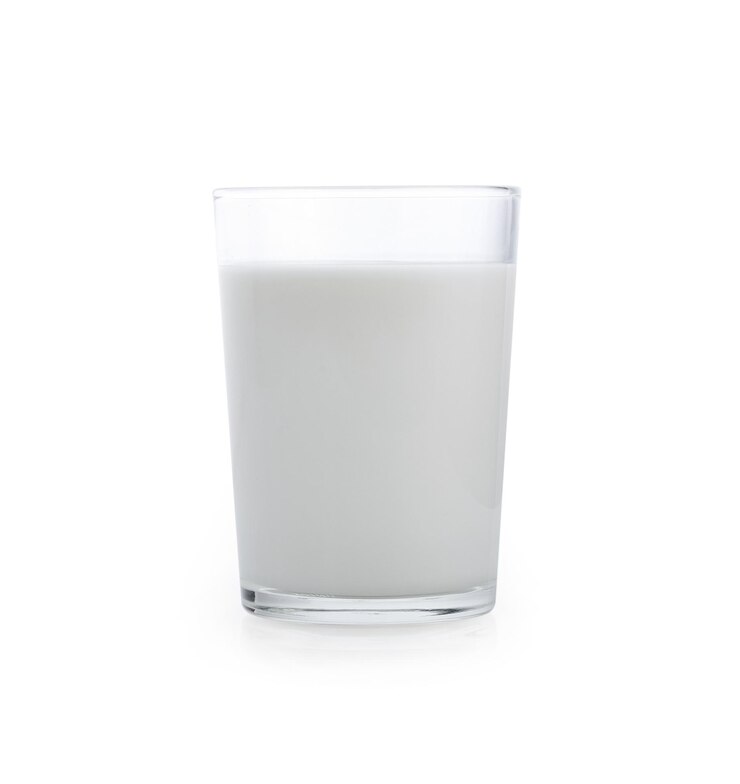 Foto close-up van een drankje op een witte achtergrond