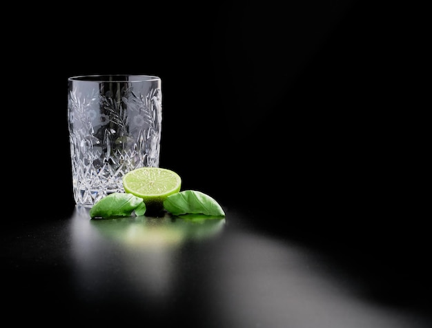 Close-up van een drankje op tafel tegen een zwarte achtergrond