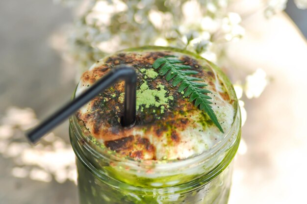 Foto close-up van een drankje op tafel