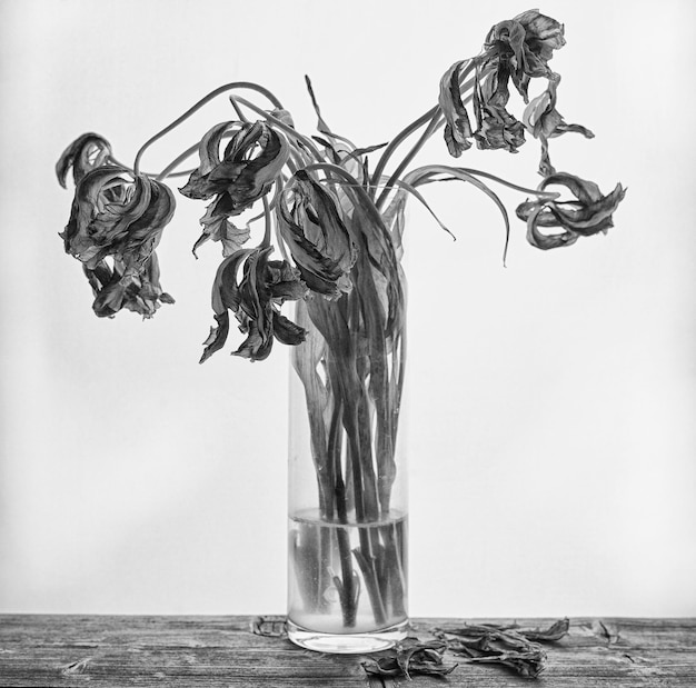 Foto close-up van een drinkglas op tafel tegen de muur