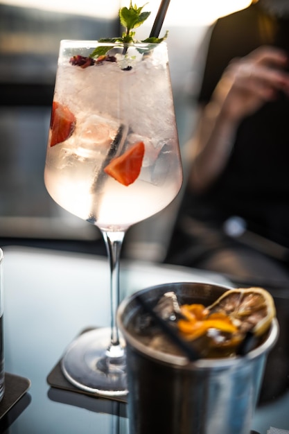 Close-up van een drinkglas op tafel
